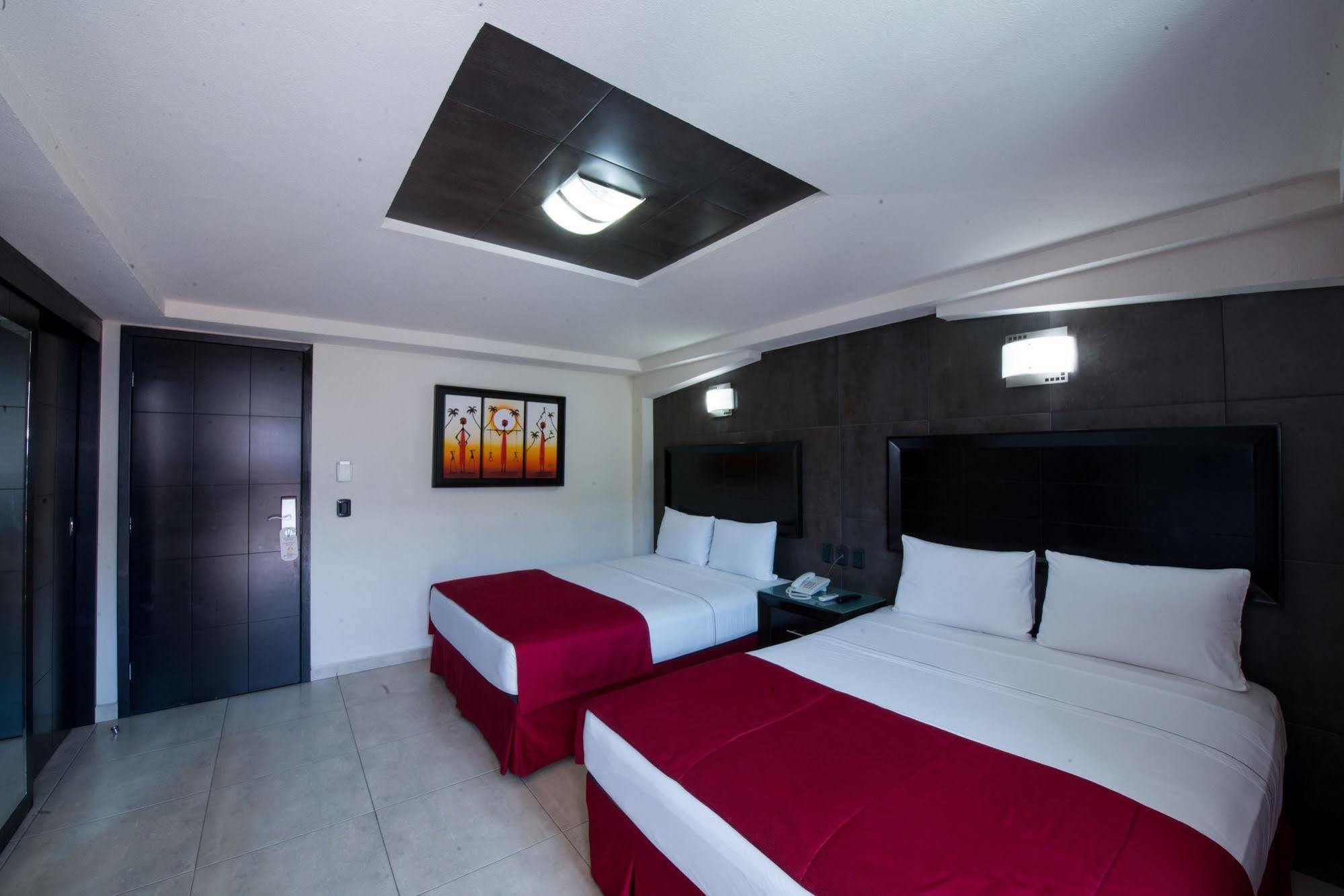 Hotel Portonovo Plaza Malecon Пуэрто-Вальярта Экстерьер фото